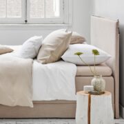 Vandyck katoensatijnen kussensloop PURITY 80 white bed